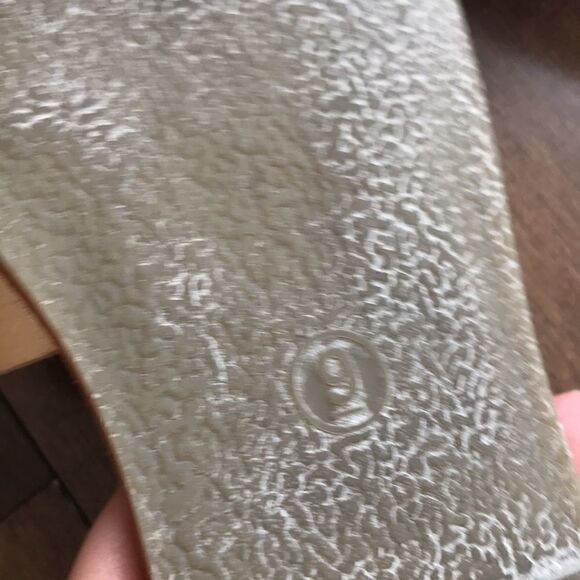 Universal Thread Gold H slippers - Picture 9 of 9